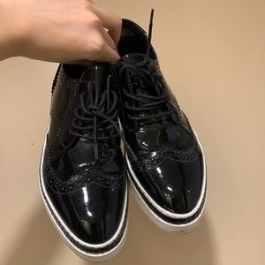 The wishbone collection patent leather sneaker